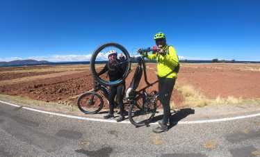 Zwei Radfahrer posieren mit ihren Fahrrädern beim Titicacasee