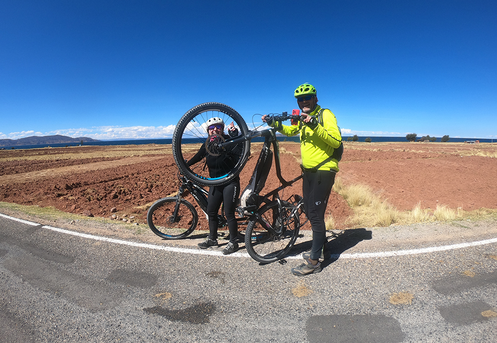 Zwei Radfahrer posieren mit ihren Fahrrädern beim Titicacasee