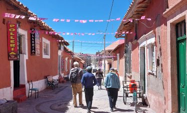 Touristen bummeln durch das pittoreske Dörfchen Lampa
