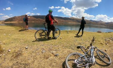Radfahrer machen auf der Vier-Seen-Route bei Pomacanchis einen Fotostopp
