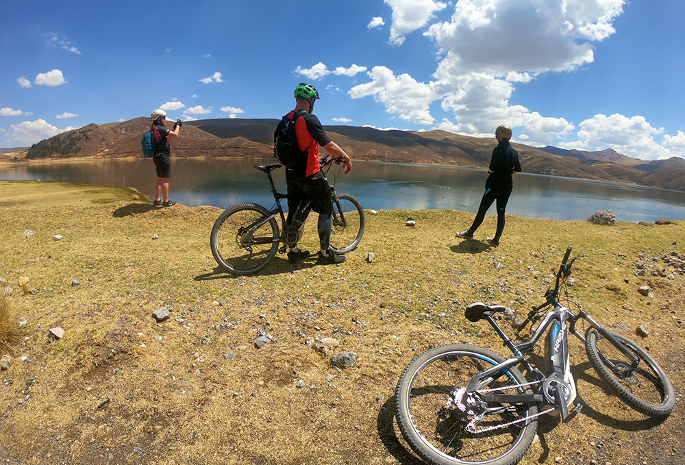 Radfahrer machen auf der Vier-Seen-Route bei Pomacanchis einen Fotostopp