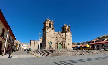 Die Plaza de Armas und die Kathedrale in Puno