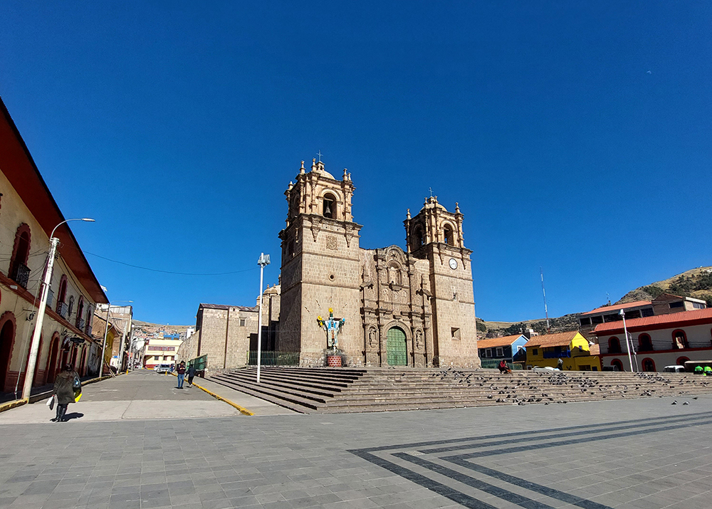 Die Plaza de Armas und die Kathedrale in Puno