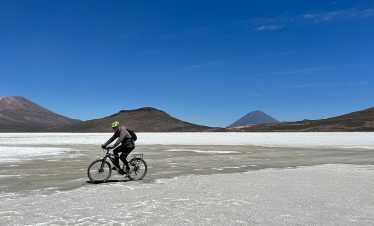 Ralf Heidlindemann fährt über den Salzsee im Naturschutzgebiet Salinas y Aguada Blanca bei Arequipa
