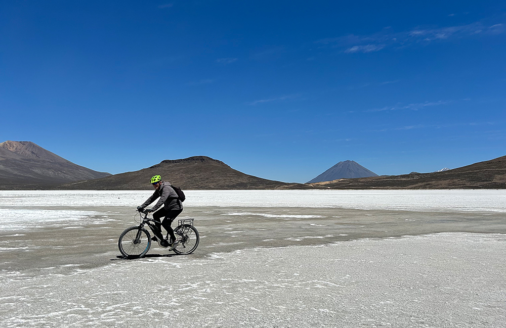 Ralf Heidlindemann fährt über den Salzsee im Naturschutzgebiet Salinas y Aguada Blanca bei Arequipa