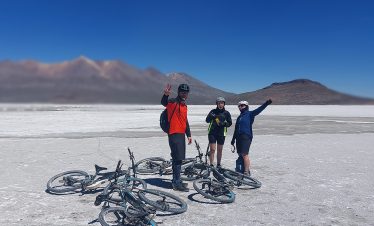 Radfahrer bei einer Pause auf dem Salzsee des Naturschutzgebietes Salinas y Aguada Blanca bei Arequipa