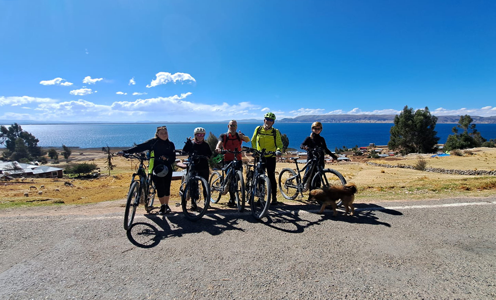 Gruppenbild vor dem Titicacasee während der eBike Tour 2023