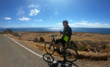 Eine Radfahrerin am Titicacasee