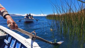 Touristen machen einen Ausflug mit dem Ruderboot auf dem Titicacasee