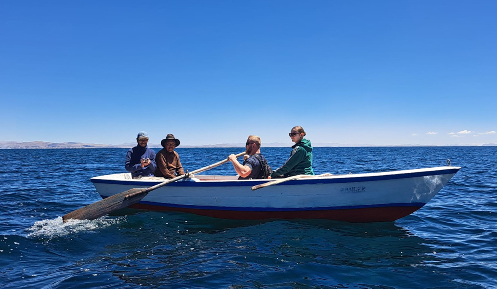 Touristen machen einen Ausflug mit dem Ruderboot auf dem Titicacasee