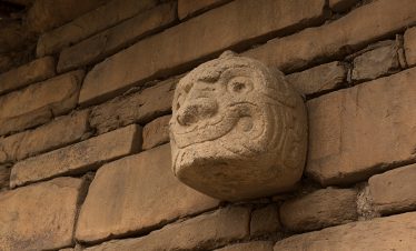 Eine Skulptur in Form eines Kopfes in Chavin de Huantar bei Huaraz