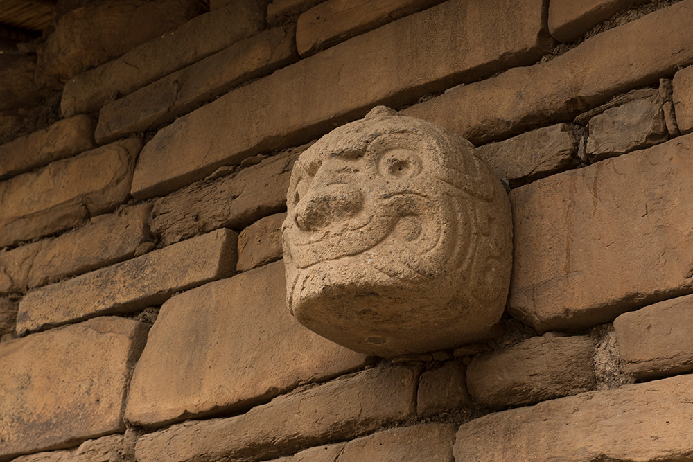 Eine Skulptur in Form eines Kopfes in Chavin de Huantar bei Huaraz