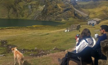 Touristen auf dem Lamatrek "Inka-Lodges" im Tal von Lares trinken Tee während einer wohlverdienten Rast