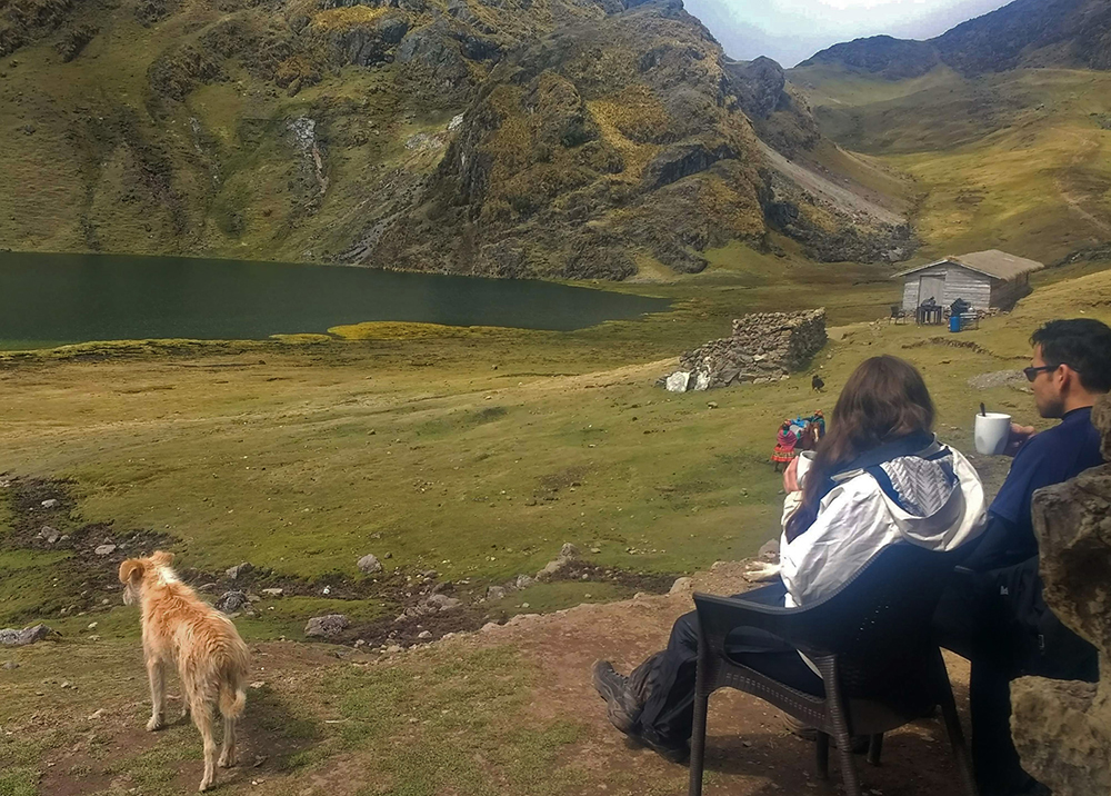 Touristen auf dem Lamatrek "Inka-Lodges" im Tal von Lares trinken Tee während einer wohlverdienten Rast