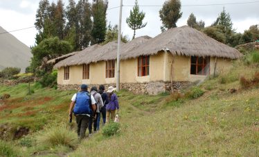 Eine Wandergruppe des Lamatreks "Inka-Lodges" im Tal von Lares kommt in der Unterkunft an