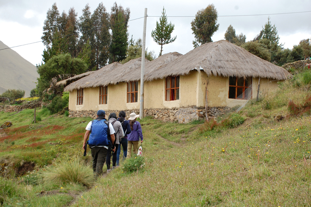 Eine Wandergruppe des Lamatreks "Inka-Lodges" im Tal von Lares kommt in der Unterkunft an