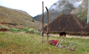 Typische Werkzeuge für die Feldarbeit während des Lamatreks "Inka-Lodges" im Tal von Lares