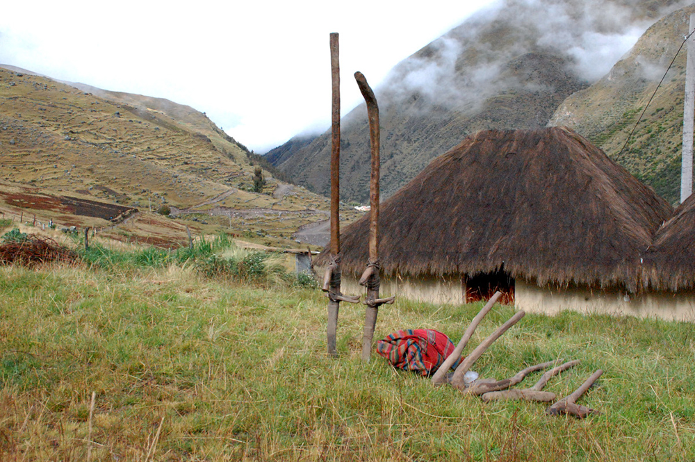 Typische Werkzeuge für die Feldarbeit während des Lamatreks "Inka-Lodges" im Tal von Lares