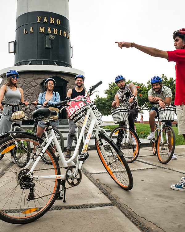 Touristen auf einer Stadttour per Rad in Miraflores, Lima