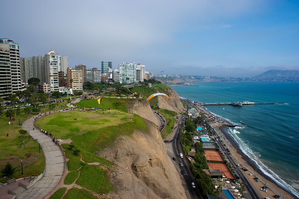 Blick auf die Costa Verde und das Stadtviertel Miraflores von Lima