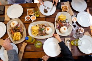 Touristen lassen sich auf der Foodtour Barranco Clásico die peruanische Spezialität Lomo Saltado schmecken