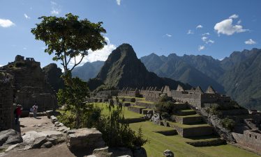 Blick über den Hauptplatz von Machu Picchu mit dem Huayna Picchu