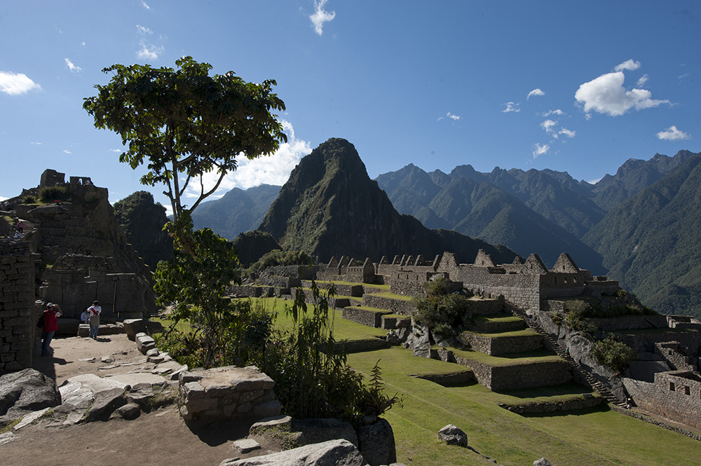 Blick über den Hauptplatz von Machu Picchu mit dem Huayna Picchu