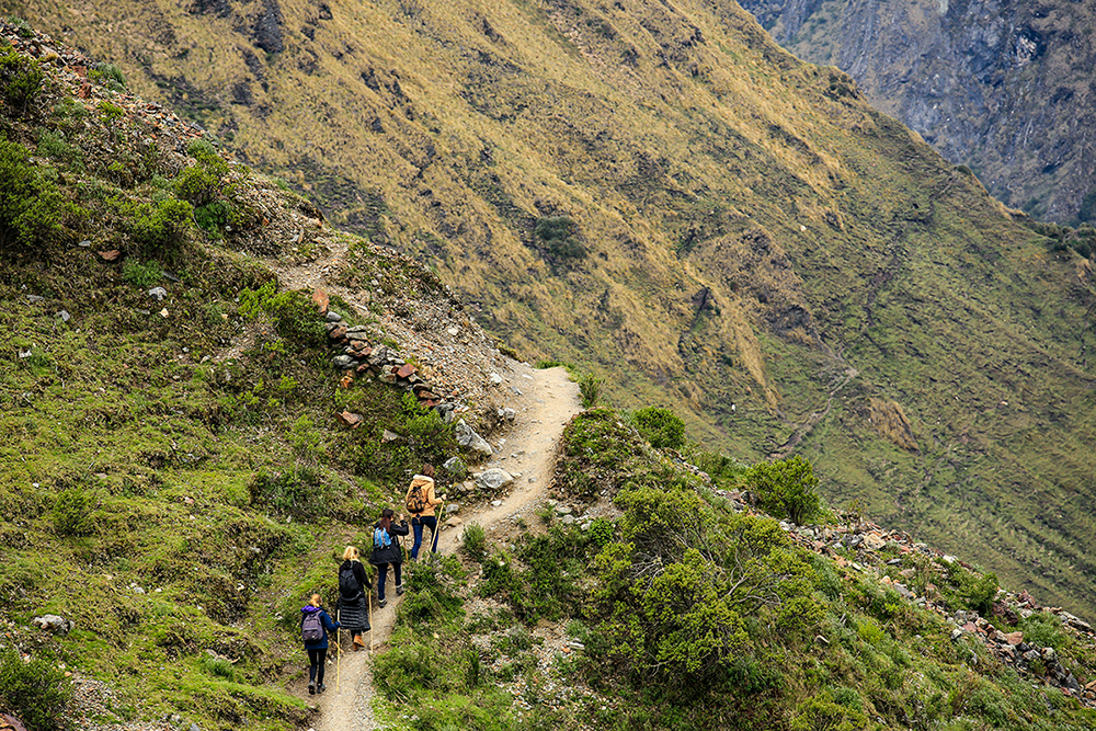 Touristen wandern auf dem Salkantay Trek