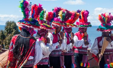 Traditionell gekleidete Männer spielen auf der Insel Taquile im Titicacasee Panflöte