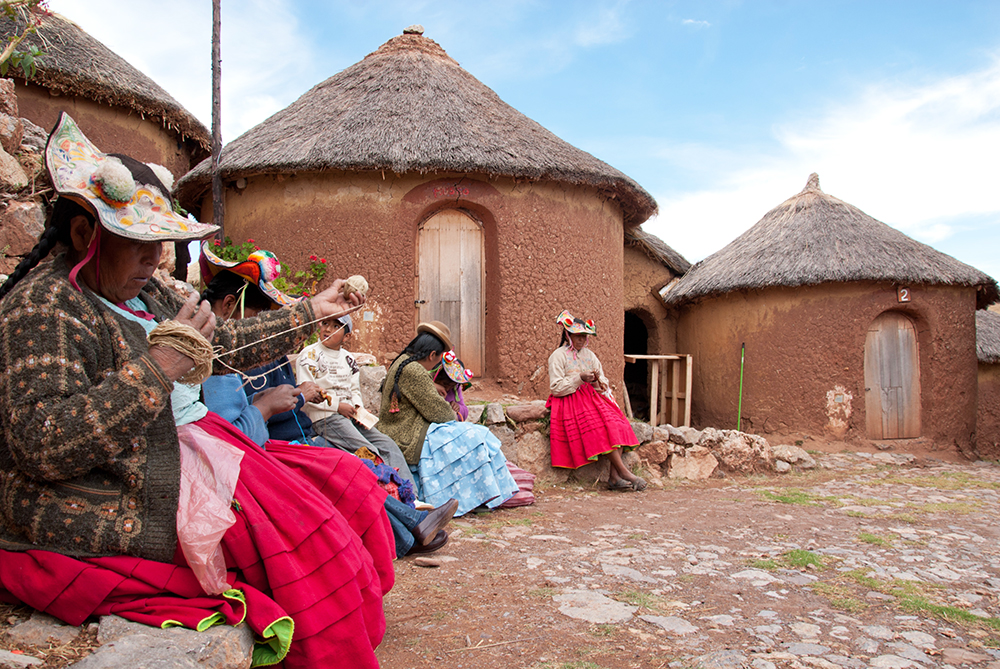 Frauen stricken auf der Insel Tikonata im Titicacasee