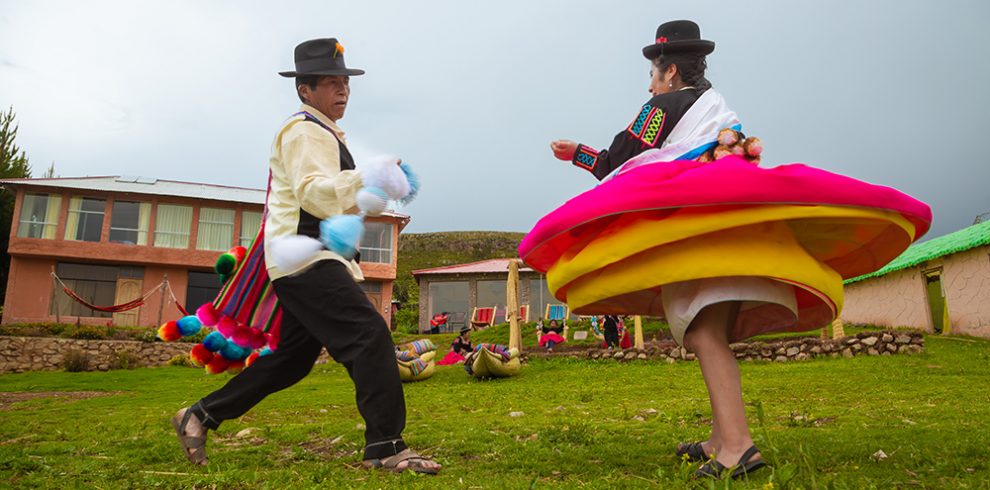 Ein Paar tanzt einen traditionellen Tanz in der Luquina Chico Lodge am Titicacasee