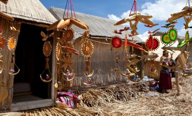 Souvenirs auf den Schilfinseln der Uros im Titicacasee
