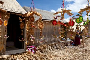 Souvenirs auf den Schilfinseln der Uros im Titicacasee