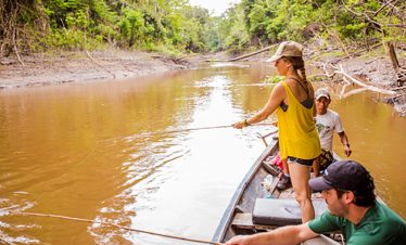 Touristen angeln auf einer Exkursion der Treehouse Lodge in Iquitos