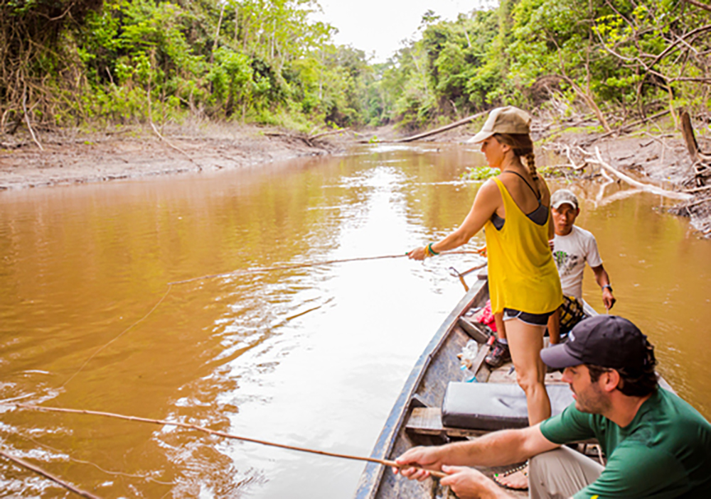 Touristen angeln auf einer Exkursion der Treehouse Lodge in Iquitos