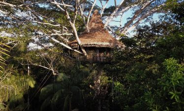 Ein Baumhaus der Treehouse Lodge in Iquitos