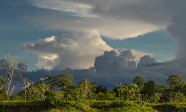 Gewitterwolken über dem Amazonas in der Umgebung der Treehouse Lodge in Iquitos