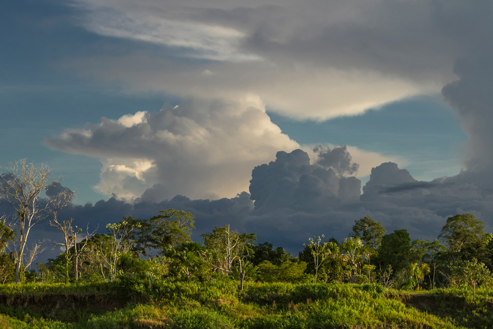 Gewitterwolken über dem Amazonas in der Umgebung der Treehouse Lodge in Iquitos