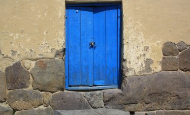 Typische Holztür eines Hauses in Ollantaytambo