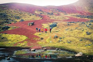 Touristen wandern bei den Regenbogenbergen Vinicunca