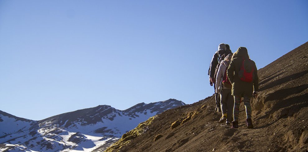 Touristen wandern zum Regenbogenberg Vinicunca