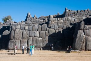 Touristen besuchen die Inkastätte Sacsayhuaman bei Cusco
