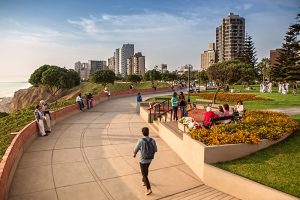 Einheimische und Touristen verweilen an der Promenade Cisneros im Park Antonio Raimondi in Miraflores in Lima