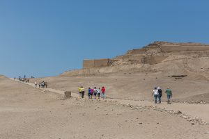 Touristen besuchen die archäologische Stätte Pachacamac in Süden von Lima