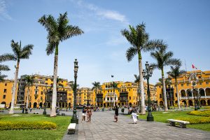 Die Plaza de Armas in Lima, gesäumt von Casonas aus der Kolonialzeit