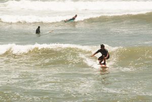 Surfer an der Costa Verde in Lima
