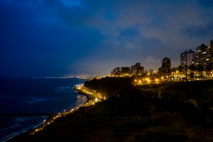 Die Costa Verde von Lima bei Nacht